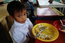 Bambino educazione alimentare