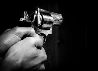 Uomo si ferisce ai genitali sparandosi per sbaglio con la pistola